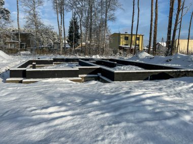 Dökülen beton zemine beton bloklardan inşa edilmiş tek kişilik ev temelleri. Neme karşı yalıtılmış..
