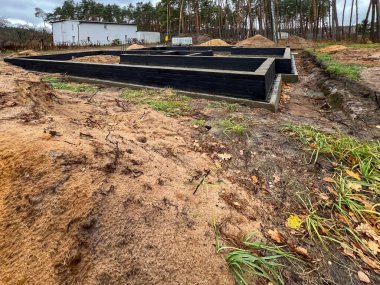 Dökülen beton zemine beton bloklardan inşa edilmiş tek kişilik ev temelleri. Neme karşı yalıtılmış..
