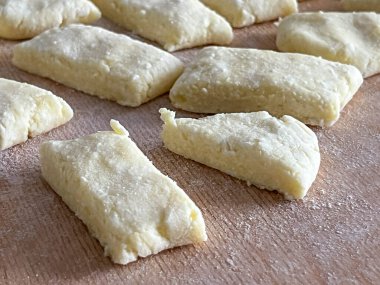 Kopytka ya da szagowki (İtalyan gnocchi 'sine benzer Polonya patatesli makarna) ev yapımı akşam yemeği için hazırlanır..