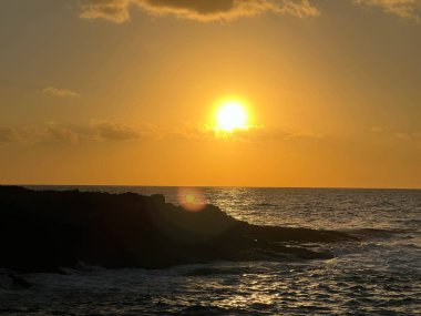 Kıbrıs 'ın Paphos ilçesindeki Kissonerga plajında Akdeniz' de gün batımı.