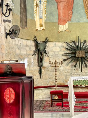 Limasol, Kıbrıs, 18 Ekim 2024: Limasol, Kıbrıs 'taki Saint Catherine Katolik Kilisesi' nin içi. Şekillendirilmiş haç ve tapınak.