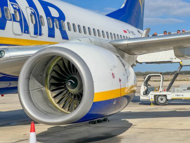 Paphos Achelia, Kıbrıs, 19 Ekim 2024: Kıbrıs 'taki Paphos Achelia Havalimanı' ndaki pistten Ryanair Boeing 737-800 yolcu alımı.