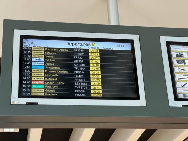 Paphos, Kıbrıs, 19 Ekim 2024: Paphos Uluslararası Havalimanı. Uçuş kalkış panosu.