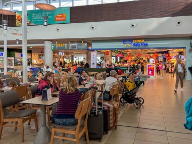 Paphos, Kıbrıs, 19 Ekim 2024: Paphos Uluslararası Havalimanı. Kalkış için bekleme alanı, gümrüksüz bölge.