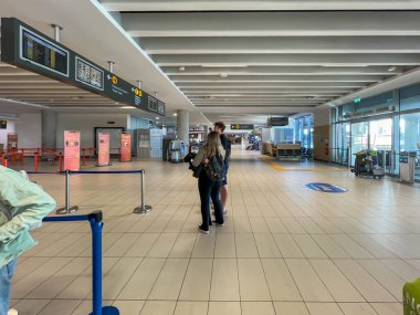 Paphos, Kıbrıs, 19 Ekim 2024: Paphos Uluslararası Havalimanı. Giriş Salonu.