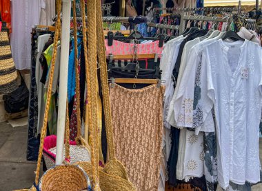 Limasol, Kıbrıs Rum Kesimi, 18 Ekim 2024: Temelde turistler, hediyelik eşya, tekstil, tuhafiye, şeker, gıda ve diğer ürünler için mağazalar ve tezgahlarla kentin dar sokakları.