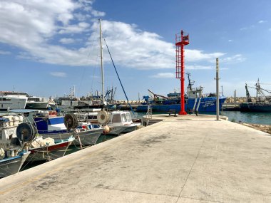 Limasol, Kıbrıs, 18 Ekim 2024: Kıbrıs Rum Kesimi 'nin Limasol limanında demirlemiş bir balıkçı teknesinde ağlar ve diğer balıkçılık malzemeleri.