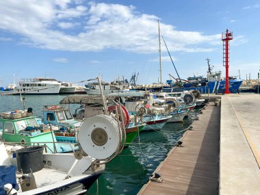 Limasol, Kıbrıs, 18 Ekim 2024: Kıbrıs Rum Kesimi 'nin Limasol limanında demirlemiş bir balıkçı teknesinde ağlar ve diğer balıkçılık malzemeleri.