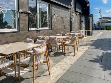 Limasol, Kıbrıs, 18 Ekim 2024: Kıbrıs Rum Kesimi, Limasol, Kıbrıs Rıhtımı. Rıhtım kenarındaki bir barda masa ve sandalyeler.