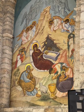 Limasol, Kıbrıs, 18 Ekim 2024: Limasol, Kıbrıs 'taki St. Catherine Katolik Kilisesi. Yeni doğan İsa 'yı ve diğer sahneleri gösteren bir duvar resmi..