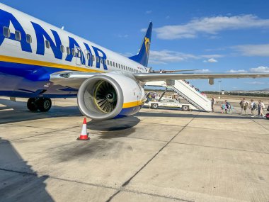 Paphos Achelia, Kıbrıs, 19 Ekim 2024: Kıbrıs 'taki Paphos Achelia Havalimanı' ndaki pistten Ryanair Boeing 737-800 yolcu alımı.