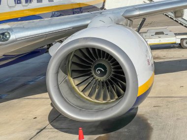 Kıbrıs Rum Kesimi 'nin Paphos kentindeki havaalanında bir Boeing 737 uçağının motoru duruyor. Kanadın bir parçasıyla önden görüntüle.