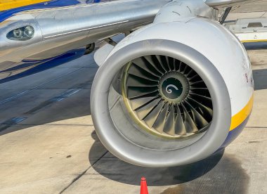 Kıbrıs Rum Kesimi 'nin Paphos kentindeki havaalanında bir Boeing 737 uçağının motoru duruyor. Kanadın bir parçasıyla önden görüntüle.