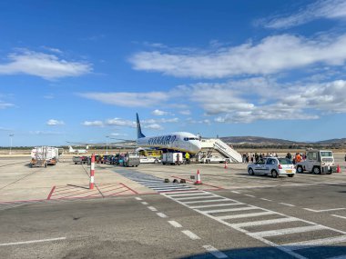 Paphos Achelia, Kıbrıs, 19 Ekim 2024: Kıbrıs 'taki Paphos Achelia Havalimanı' ndaki pistten Ryanair Boeing 737-800 yolcu alımı.