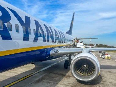 Katowice Pyrzowice, Polonya, 19 Ekim 2024: Ryanair Boeing 737-800 'den Güney Polonya' daki Katowice Pyrzowice Havaalanı 'na inmek