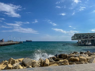 Kıbrıs Rum Kesimi 'nin Limasol kentindeki Akdeniz limanı denize bakıyor.