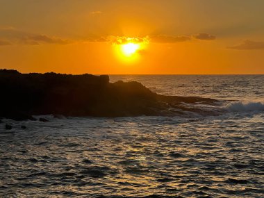 Kıbrıs 'ın Paphos ilçesindeki Kissonerga plajında Akdeniz' de gün batımı.