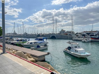 Limasol, Kıbrıs, 18 Ekim 2024: Limasol, Kıbrıs Rıhtımı, çok sayıda gemi, ruba kesici ve yatla.