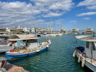 Limasol, Kıbrıs, 18 Ekim 2024: Kıbrıs Rum Kesimi 'ndeki liman iskelesi çok sayıda gemiyle.