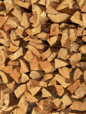 Bir çam ağacı yığını, kesilip parçalara ayrılmış, hava kurutulmuş, yakacak odun gibi hazırlanmış. Yığın bir arkaplan olarak kullanılabilir.
