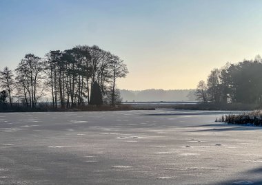 Polonya 'nın Kalety semtindeki Zielona' daki gölette bir yel değirmeni, bir dönüm noktası ve turistik bir yer..