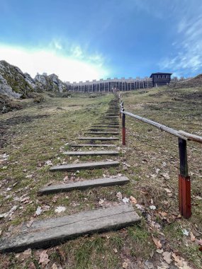 Polonya 'daki Ogrodzieniec yakınlarındaki Krakow-Czestochowa Upland' da yeniden inşa edilen Grod Birow 'un eski binaları..