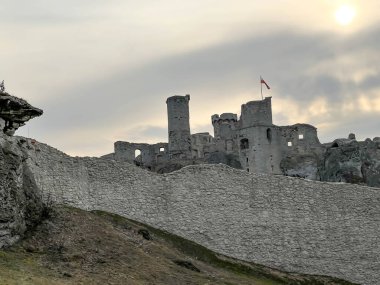 Polonya 'nın Ogrodzieniec kentindeki ortaçağ şatosunun kalıntıları.