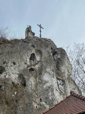 Podzamcze, Polonya, 9 Mart 2025: Polonya 'nın Ogrodzieniec kenti yakınlarındaki Podzamcze' de Kayalıkların Hanımefendisinin Sığınağı.