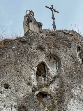 Podzamcze, Polonya, 9 Mart 2025: Polonya 'nın Ogrodzieniec kenti yakınlarındaki Podzamcze' de Kayalıkların Hanımefendisinin Sığınağı.