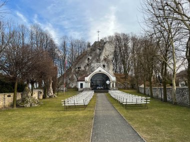Podzamcze, Polonya, 9 Mart 2025: Polonya 'nın Ogrodzieniec kenti yakınlarındaki Podzamcze' de Kayalıkların Hanımefendisinin Sığınağı.