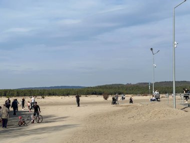 Klucze, Polonya, 9 Mart 2025: Bledowska Çölü, Polonya 'nın güneyindeki Klucze kasabası yakınlarında turist gezilerinin yapıldığı kumlu bir çöl. Turistler için bir yer: Rüzgâr Gülü (Roza Wiatrow).