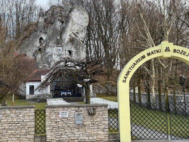 Podzamcze, Polonya, 9 Mart 2025: Polonya 'nın Ogrodzieniec kenti yakınlarındaki Podzamcze' de Kayalıkların Hanımefendisinin Sığınağı.