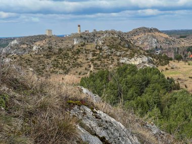Polonya 'nın Krakow-Czestochwa tepesindeki Czestochowa yakınlarındaki Olsztyn' deki ortaçağ şatosunun kalıntılarına doğru Biaklo Dağı 'ndan manzara.