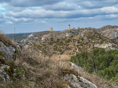 Polonya 'nın Krakow-Czestochwa tepesindeki Czestochowa yakınlarındaki Olsztyn' deki ortaçağ şatosunun kalıntılarına doğru Biaklo Dağı 'ndan manzara.