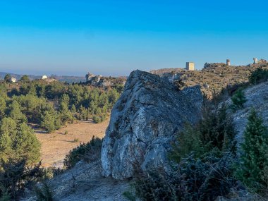 Polonya 'nın Krakow-Czestochwa tepesindeki Czestochowa yakınlarındaki Olsztyn' deki ortaçağ şatosunun kalıntılarına doğru Biaklo Dağı 'ndan manzara.