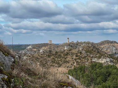 Polonya 'nın Krakow-Czestochwa tepesindeki Czestochowa yakınlarındaki Olsztyn' deki ortaçağ şatosunun kalıntılarına doğru Biaklo Dağı 'ndan manzara.