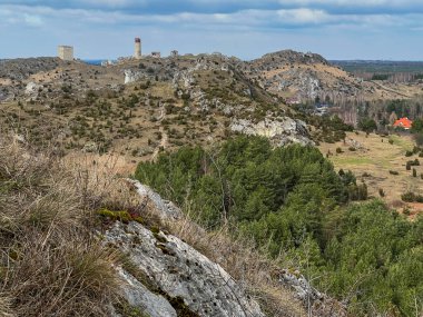 Polonya 'nın Krakow-Czestochwa tepesindeki Czestochowa yakınlarındaki Olsztyn' deki ortaçağ şatosunun kalıntılarına doğru Biaklo Dağı 'ndan manzara.