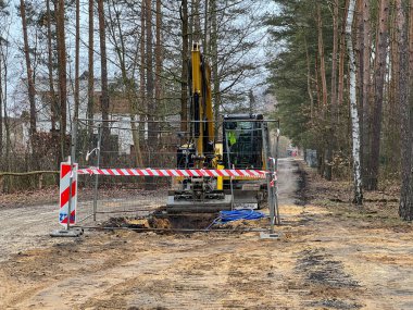 Kanalizasyon sisteminin inşaatı sırasında yol boyunca zeminde kazı yapıldığı tespit edildi..