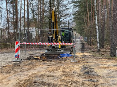 Kanalizasyon sisteminin inşaatı sırasında yol boyunca zeminde kazı yapıldığı tespit edildi..