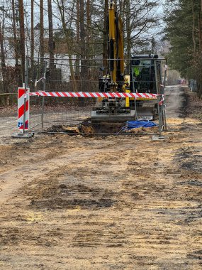 Kanalizasyon sisteminin inşaatı sırasında yol boyunca zeminde kazı yapıldığı tespit edildi..