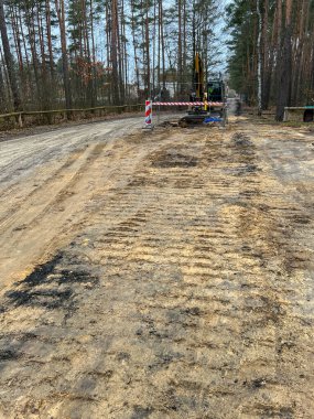Kanalizasyon sisteminin inşaatı sırasında yol boyunca zeminde kazı yapıldığı tespit edildi..