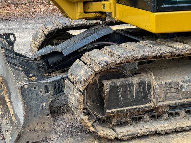 Kanalizasyon sisteminin inşaatı sırasında yol boyunca zeminde kazı yapıldığı tespit edildi. Kazıcı-buldozer.