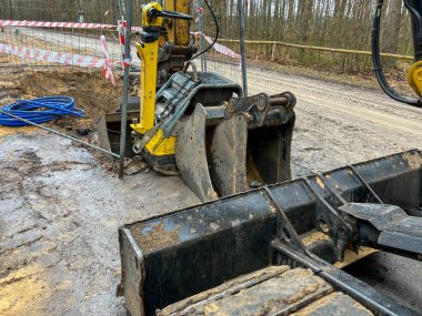 Kanalizasyon sisteminin inşaatı sırasında yol boyunca zeminde kazı yapıldığı tespit edildi..