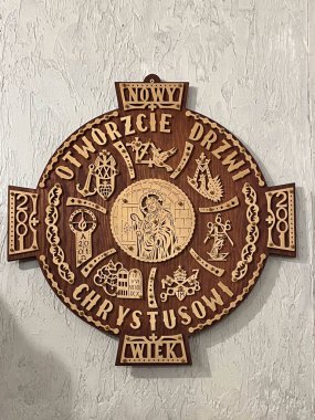 Jurajski Olsztyn, Polonya, 16 Mart 2025: Polonya 'daki Olsztyn Jurajski' deki Kutsal Orman İnziva Merkezi. Yeni yüzyılın amblemi, kilisenin girişinde 