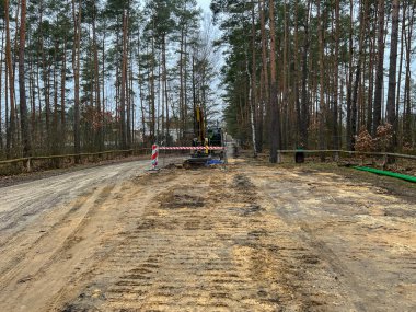 Kanalizasyon sisteminin inşaatı sırasında yol boyunca zeminde kazı yapıldığı tespit edildi..
