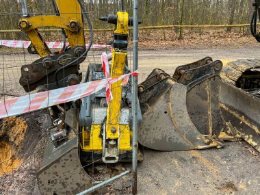 Kanalizasyon sisteminin inşaatı sırasında yol boyunca zeminde kazı yapıldığı tespit edildi..