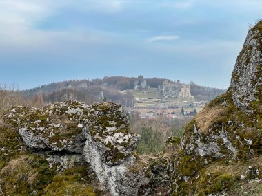 Grod Birow 'dan Krakow-Czestochowa Upland' daki Ogrodzieniec Kalesi 'nin kalıntılarının manzarası.