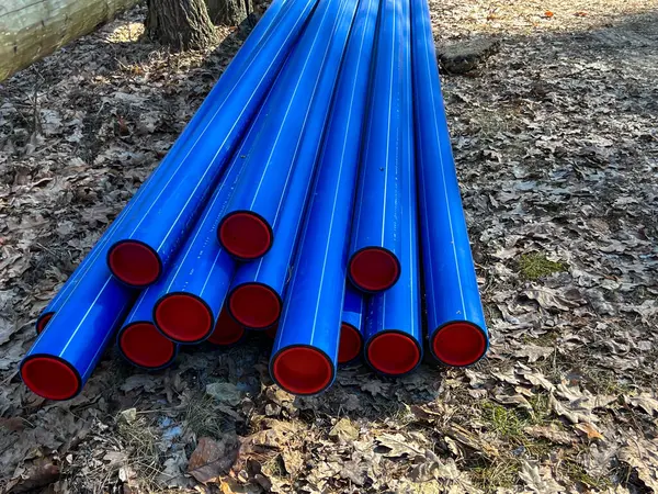 İnşaat alanında depolanan hijyenik kanalizasyon sisteminin yapımında kullanılan borular ve ekipmanlar..