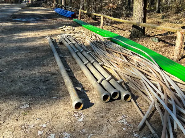 İnşaat alanında depolanan hijyenik kanalizasyon sisteminin yapımında kullanılan borular ve ekipmanlar..