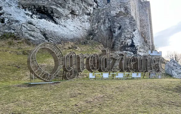 Podzamcze, Polonya, 9 Mart 2025: Polonya 'nın Ogrodzieniec kenti yakınlarındaki Podzamcze' deki Kayalıkların Hanımefendisinin Sığınağı.